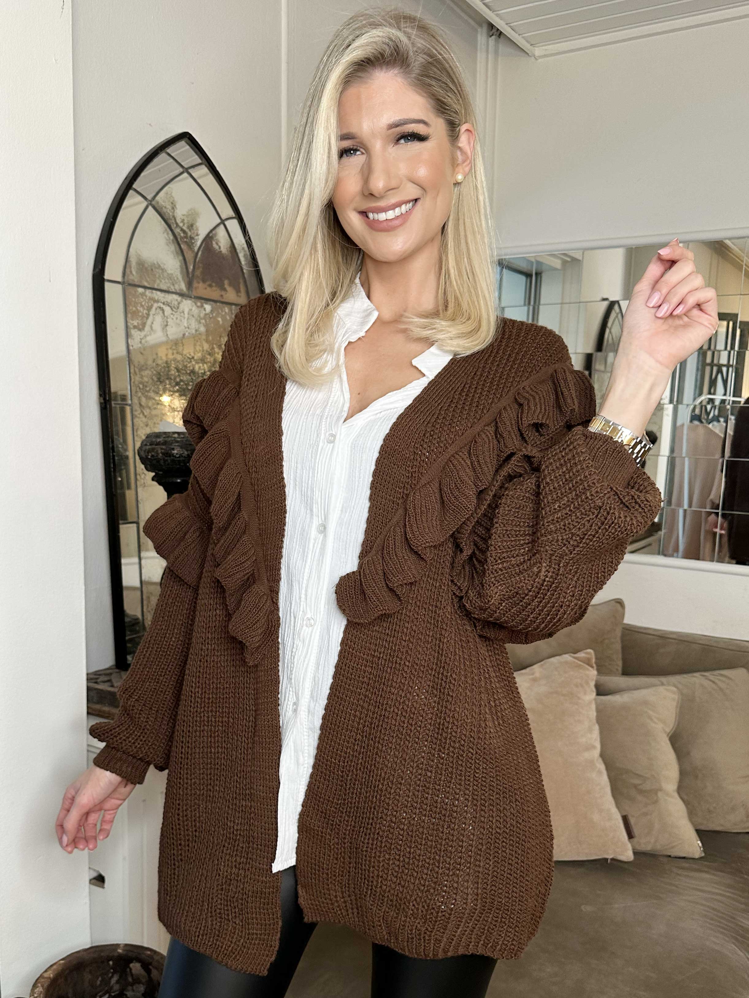 Ellis Cardigan - Lækker strikcardigan med fine flæsedetaljer